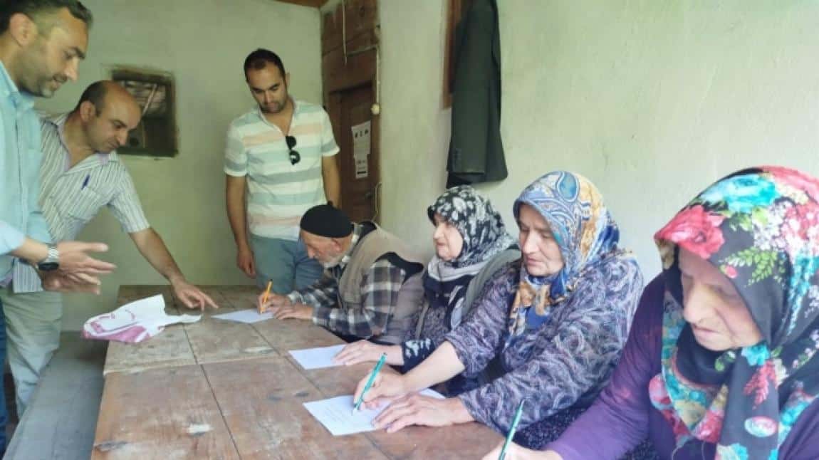 Çerkeş Halk Eğitim Merkezi'nde Okuma-Yazma Kursları Tüm Hızıyla Devam Ediyor.