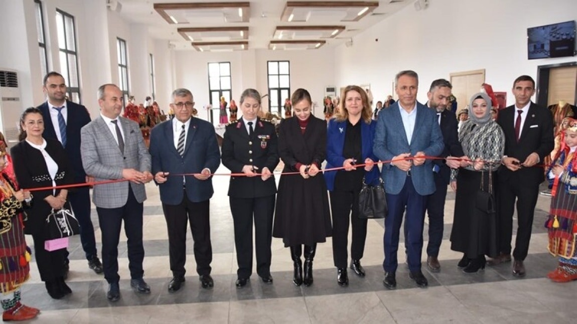 ÇERKEŞ GELENEKSEL KIYAFET SERGİSİ YOĞUN İLGİ GÖRDÜ.